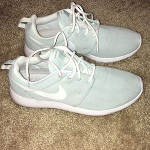 W 8.5 NIKE ROSHE ONE